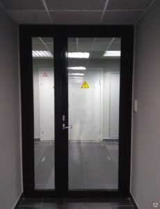 Противопожарная дверь с остеклением более 25 процентов / серия FRM7453